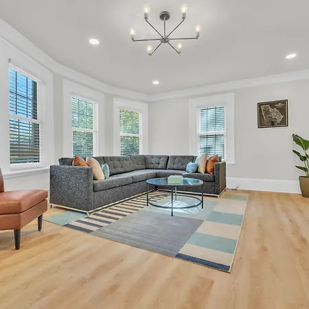 Spacious 3Br 2Ba Home With Private Yard